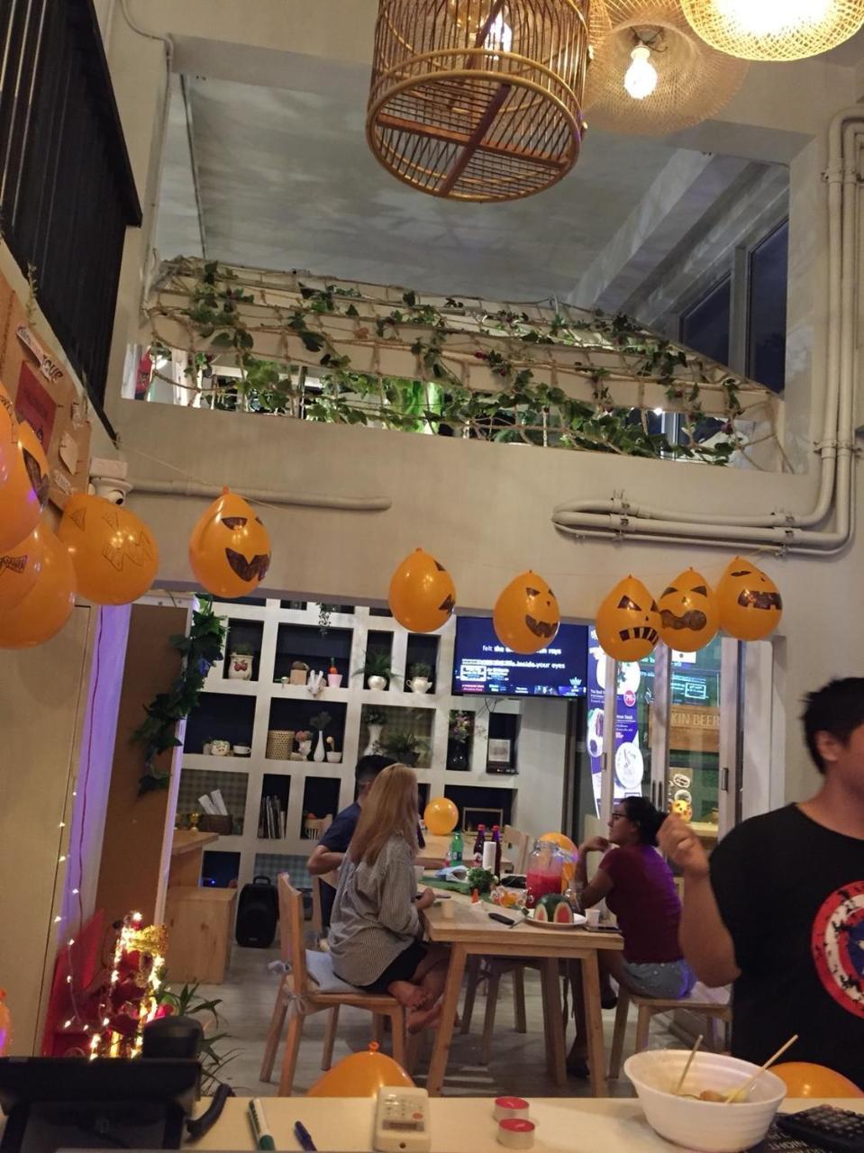 Kinnon Deluxe Hostel Coworking Cafe Bangkok Exterior photo
